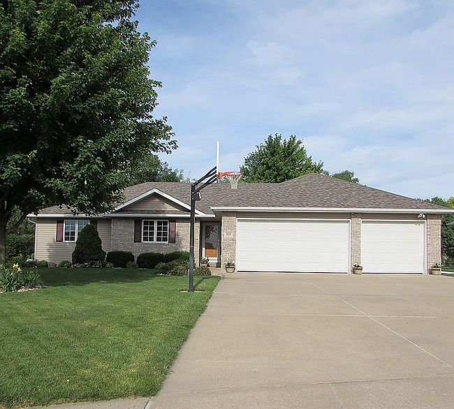 Photo of 907 Clairmont Cir, Sergeant Bluff, IA