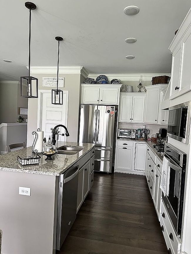 Photo of 2009 Prestwick Pl, Henryville, IN
