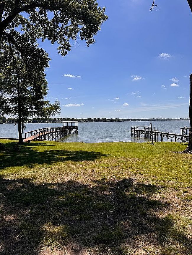 Photo of 912 W Lake Dr, Weatherford, TX