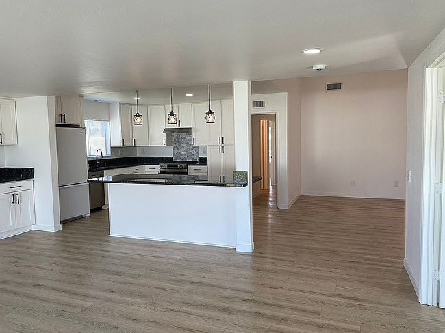 Photo of 27709 Lakehurst Ave, Santa Clarita, CA