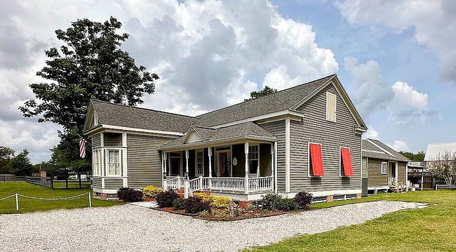 Image of 2435 E Milton Ave