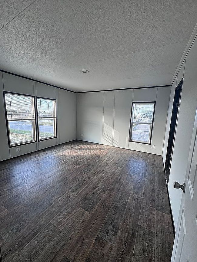 Photo of 636 County Road 1615, Moore, TX