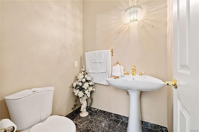 Photo of 8 Valenza Ln, Blauvelt, NY