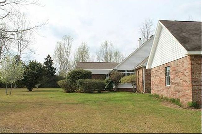 Image of 15419 Village Dr