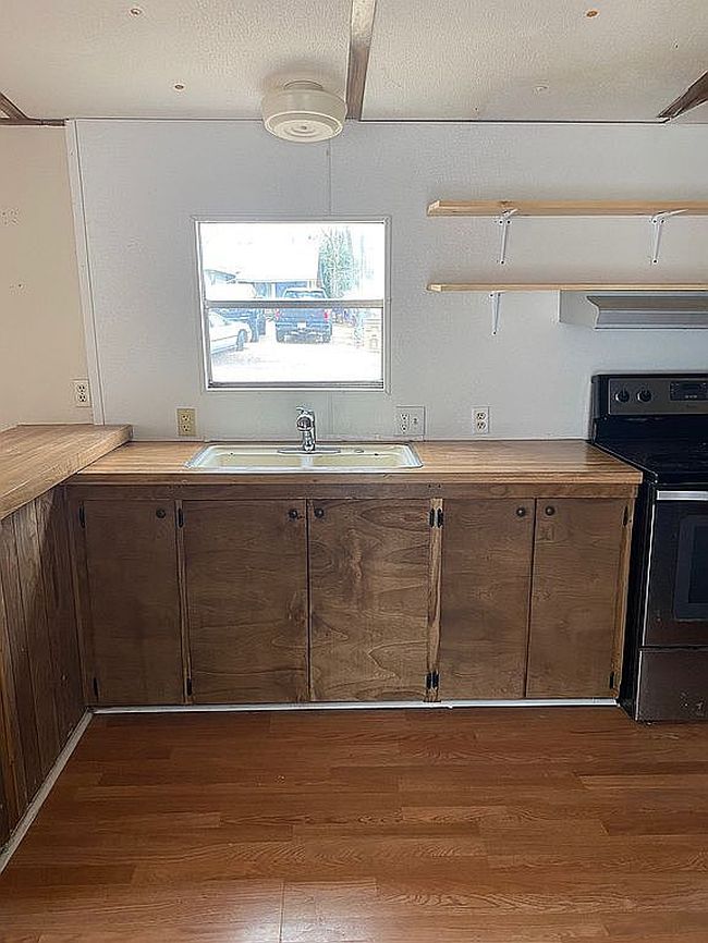 Photo of 300 E 1st St, Hooks, TX