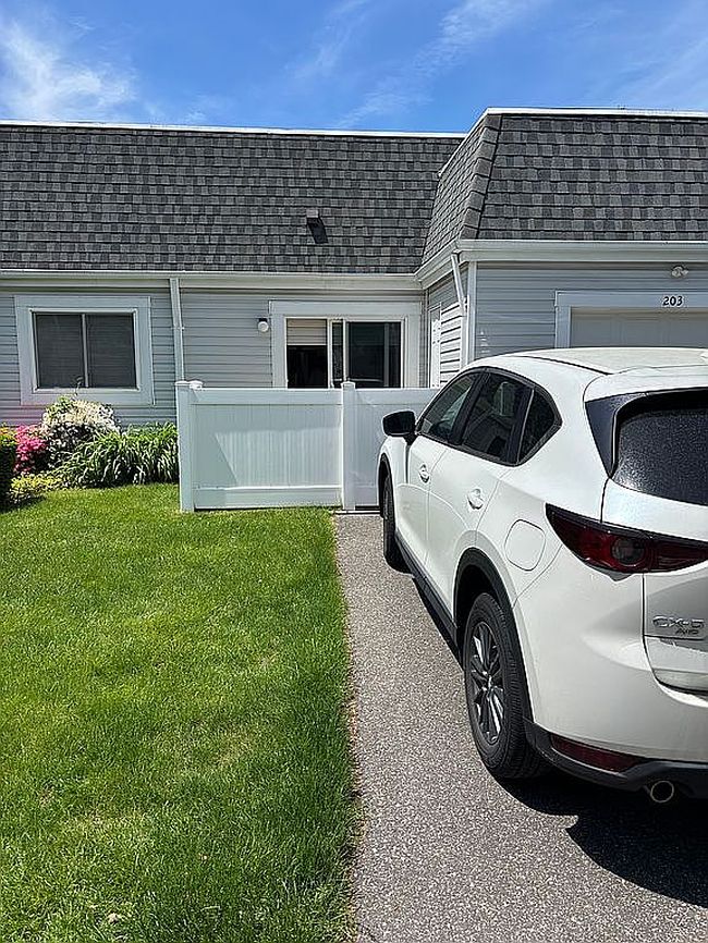 Photo of 204 Bentley Ct E, Saint James, NY