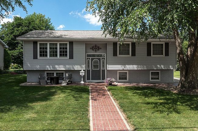 Photo of 211 8th St Nw, Mount Vernon, IA