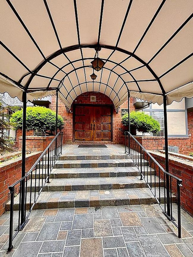 Photo of 6851 Roswell Rd Unit D33, Sandy Springs, GA