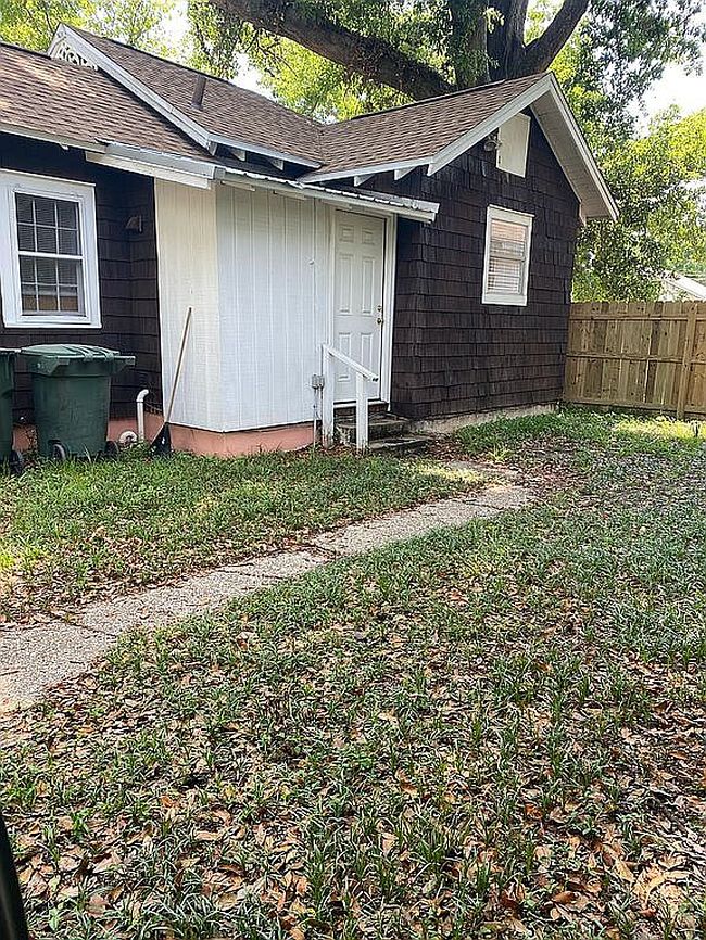 Image of 7 Broadmoor Ln
