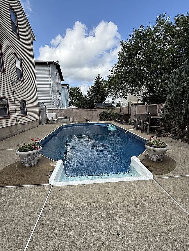 Photo of 16 Village Pl, Secaucus, NJ