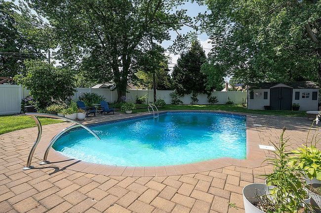Photo of 109 Jefferson Rd, Farmingdale, NY