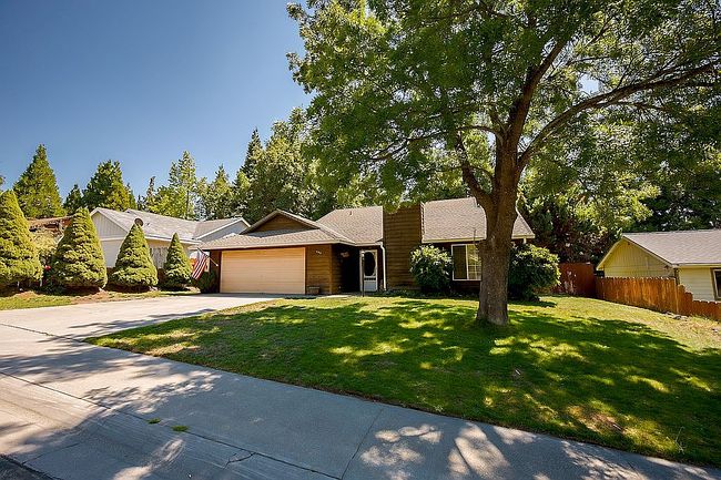 Photo of 703 Glen Mar Dr, Mount Shasta, CA