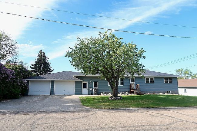 Photo of 121 2nd St Ne, Rugby, ND