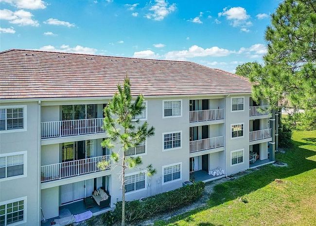 Photo of 13827 Fairway Island Dr, Orlando, FL