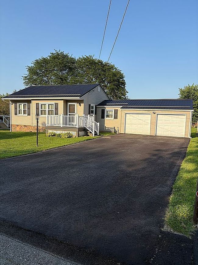 Photo of 1524 Longview Dr, Latrobe, PA