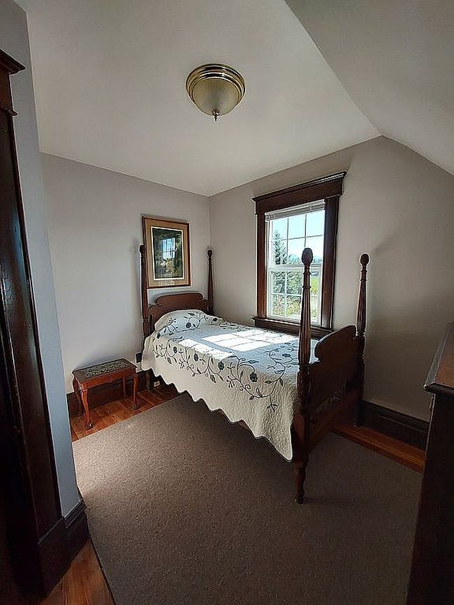 Image of 1380 Lower Valley Rd