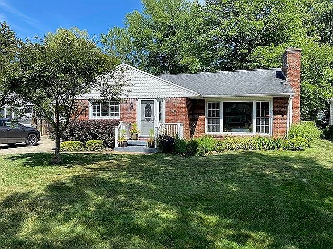 Photo of 40 Lenora Dr, Hamburg, NY