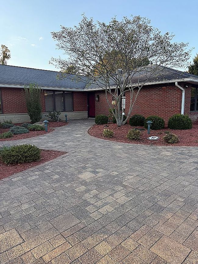 Photo of 20 Meadowcrest Dr