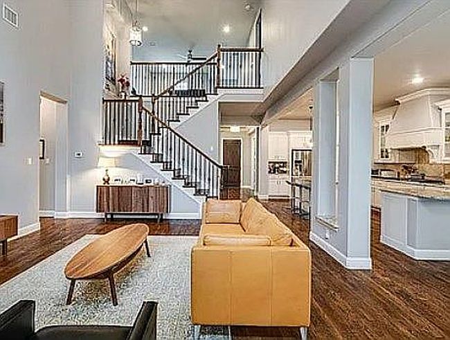 Additional photo 2 of property located at 404 Bennington Ln