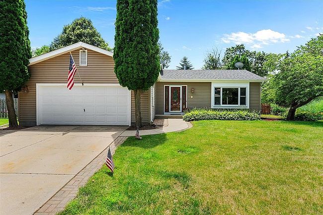 Photo of 4711 W Glenbrook Trl, Mchenry, IL