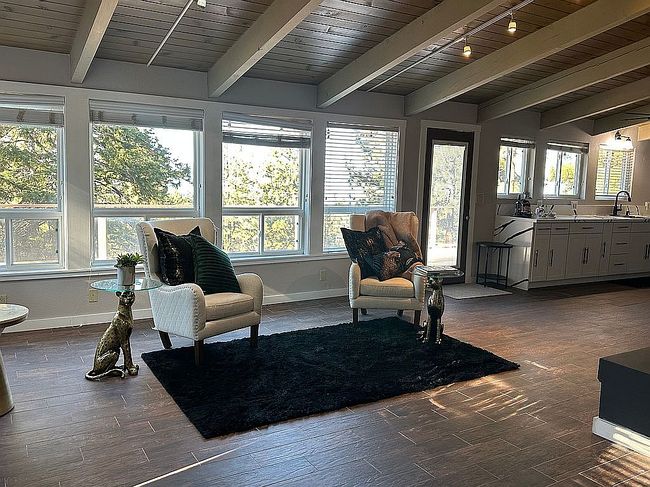 Image of 699 Lakeview Dr