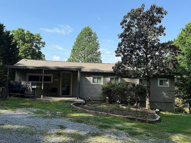 Photo of 3861 Parris Dr, Lenoir City, TN