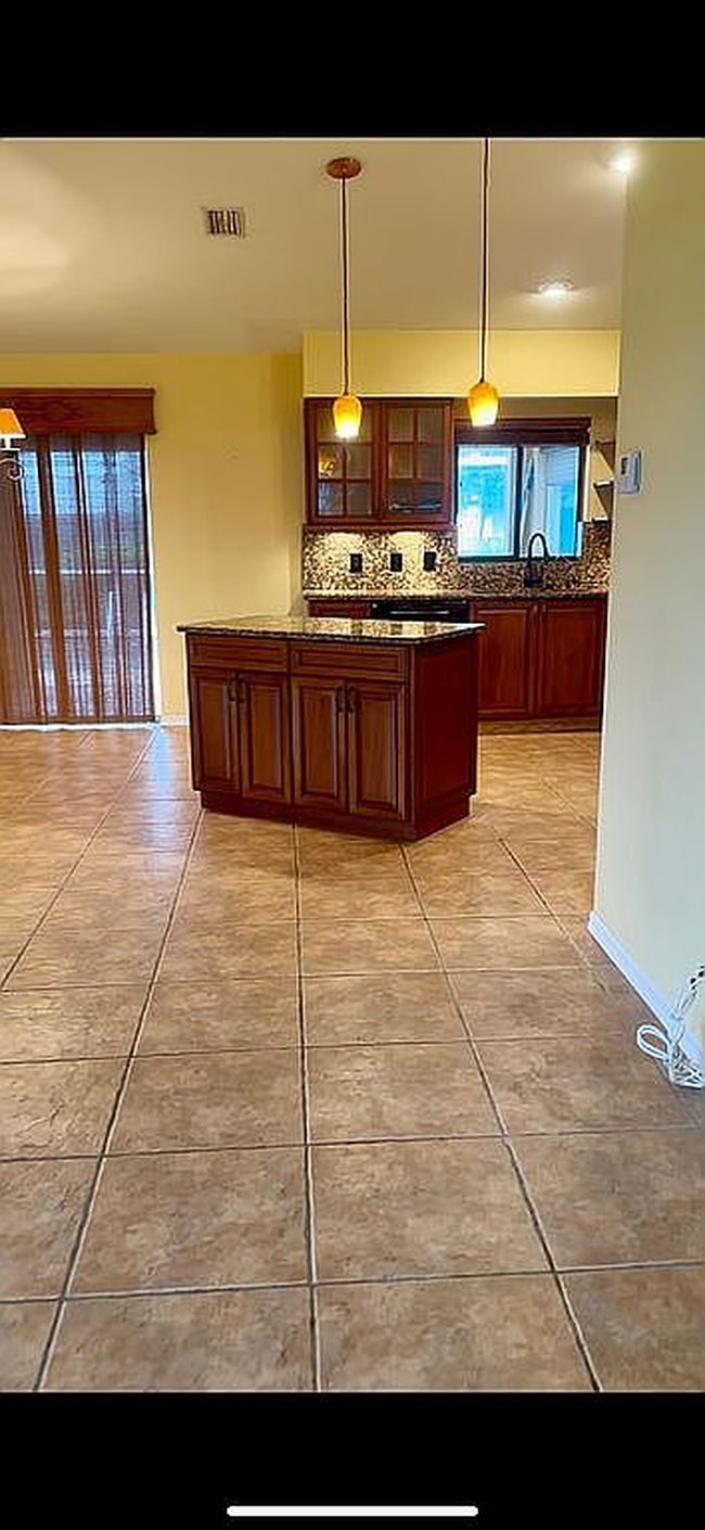 Additional photo 1 of property located at 1213 Se 12th Ln