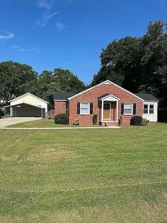 Photo of 109 N Dickson St, Raeford, NC