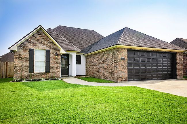 202 Clay Ridge Dr, Youngsville, LA