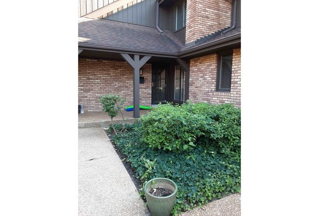 Photo of 1864 Mission Hills Ln, Northbrook, IL