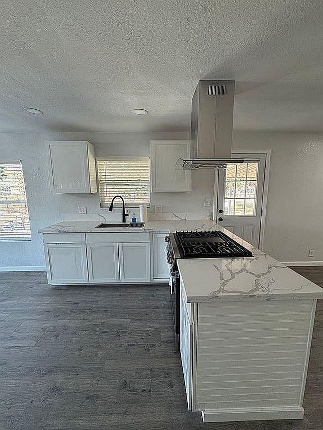 Photo of 1722 E Crabtree Ln, Porterville, CA