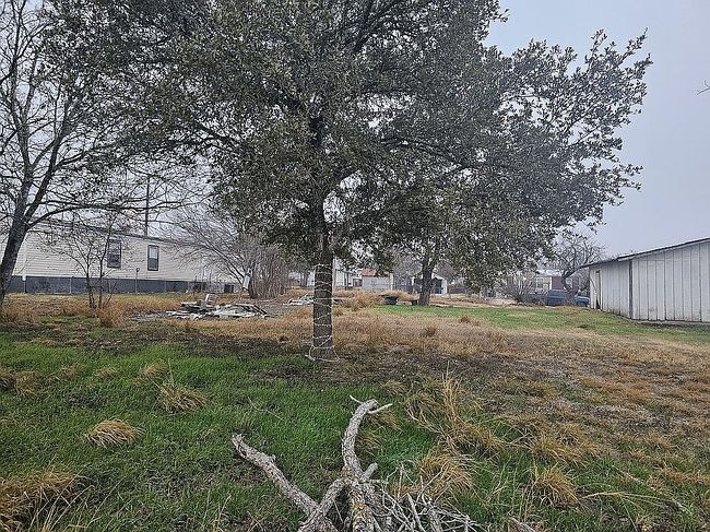 962 Avenue I, Poteet, TX