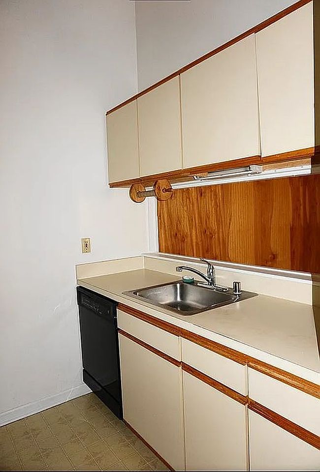 Photo of 6 Banyan Wood Ct, Essex, MD