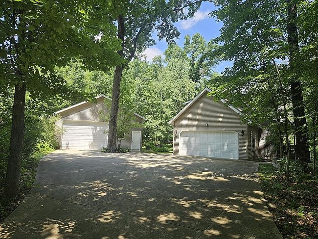 Photo of 102 Maid Marian Way, Roscommon, MI