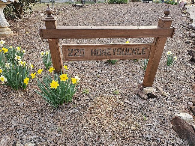 Image of 220 Honeysuckle Ln
