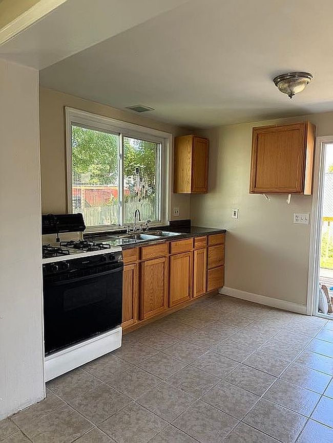 Photo of 17 Fenton Ave, Pt Crane, NY