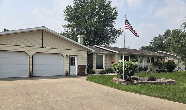 Photo of 810 Westwood Ave, Larimore, ND