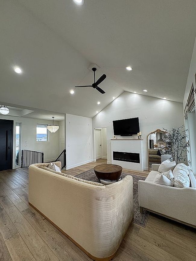 Additional photo 2 of property located at 1321 E 100 N