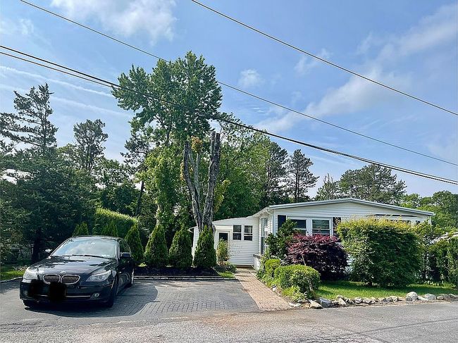74 Maple St, East Quogue, NY