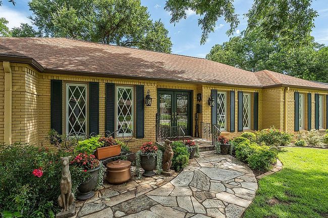 Photo of 2406 Lou Ln, Wichita Falls, TX