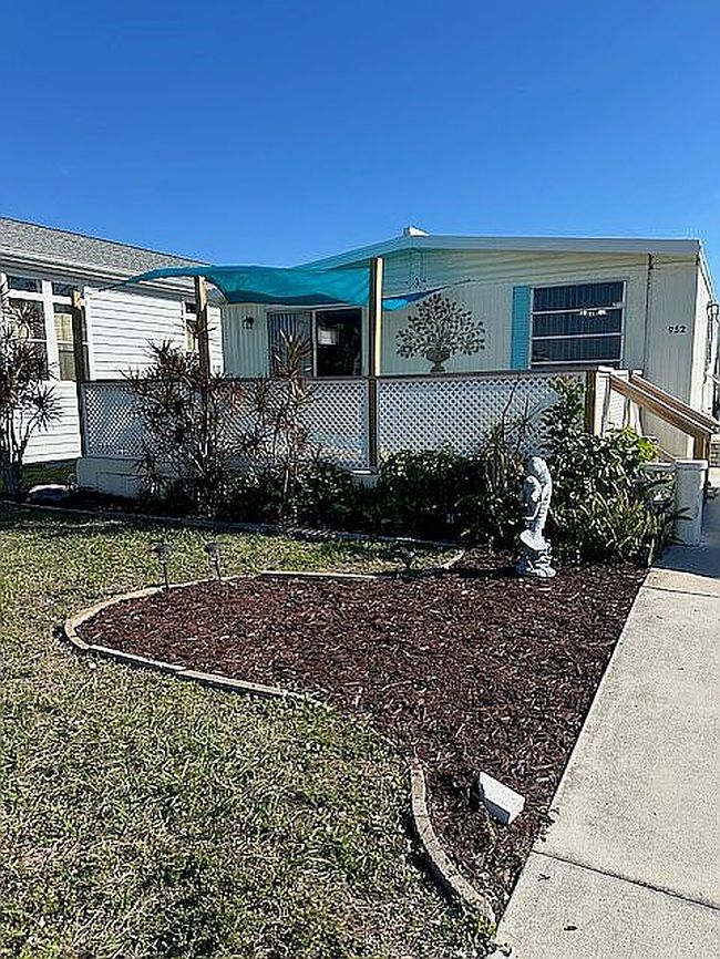 Photo of 952 Lucaya E, Venice, FL