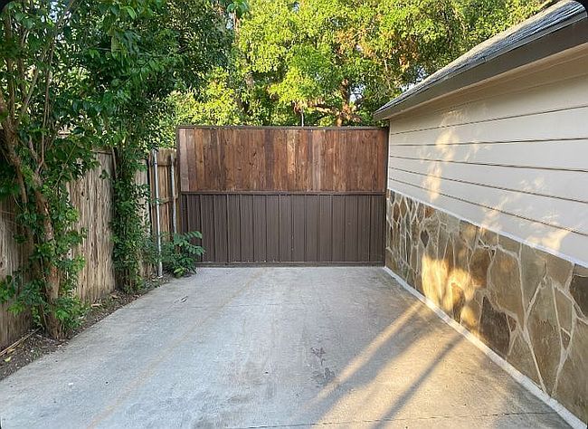 Photo of 1800 Brook Hollow Dr, Fort Worth, TX