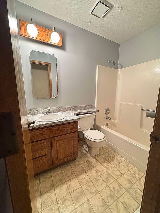 Photo of 2004 Booth Cir, Lincoln, NE