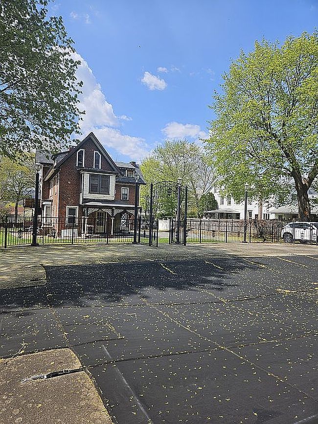 Image of 218 Center St
