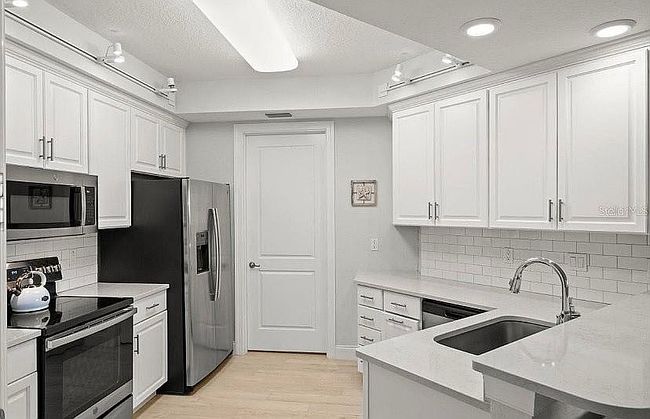 Image of 2 Riverwalk Dr #402