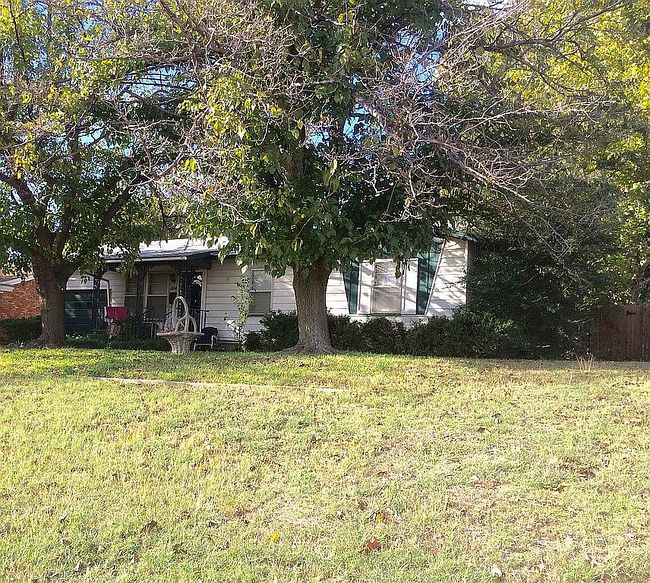 Photo of 1104 E Omega St, Henrietta, TX