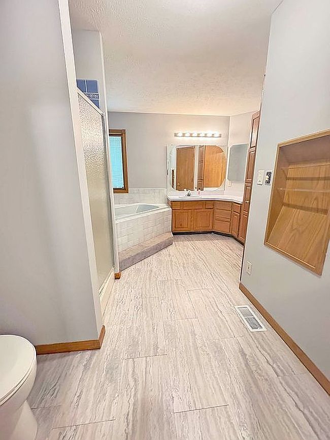 Additional photo 3 of property located at 2004 Booth Cir