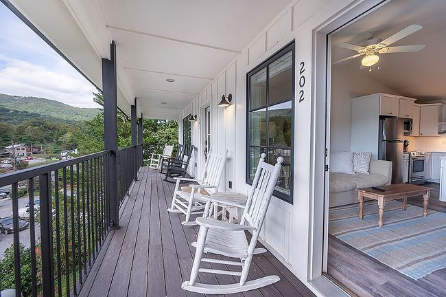 Additional photo 1 of property located at 118 Oak Crescent Cir