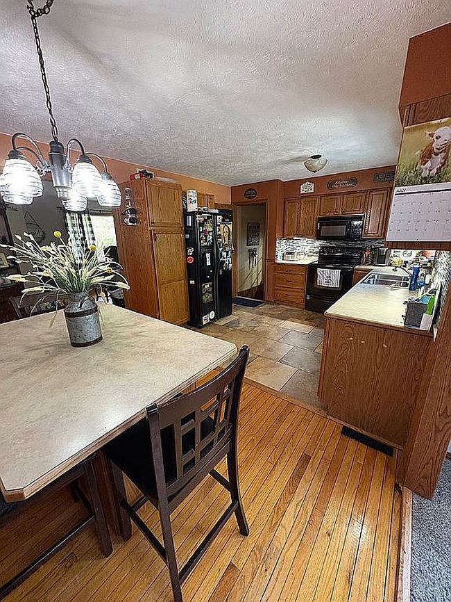Photo of 1049 Wilson Sharpsville Rd, Cortland, OH
