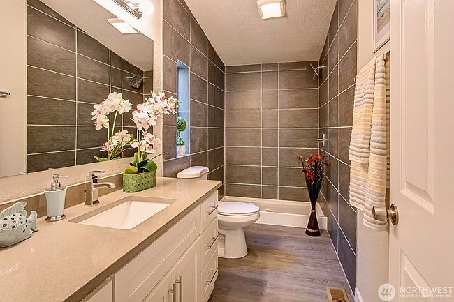 Image of 811 Tipsoo Loop Se